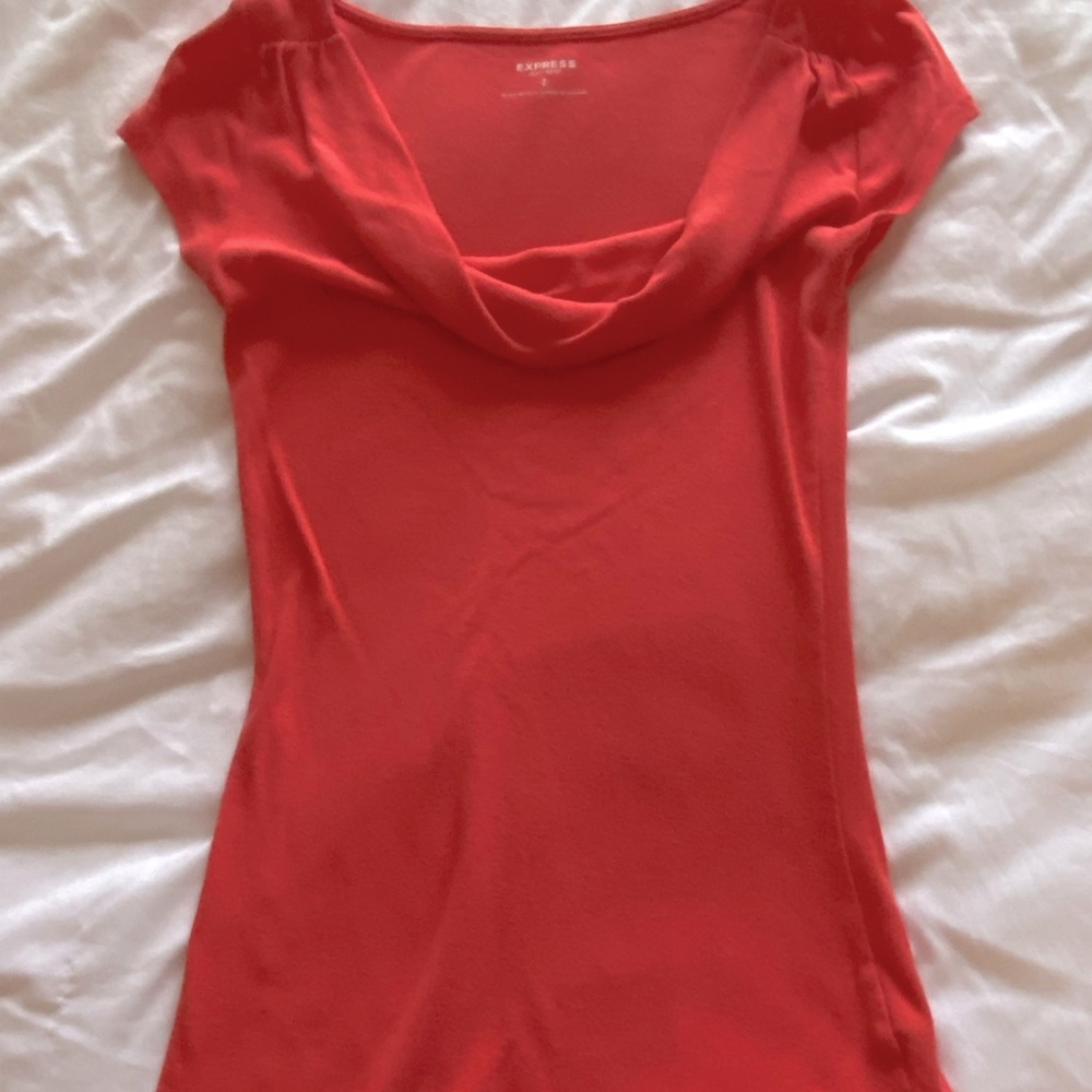 Express coral color basic t shirt. Size S
